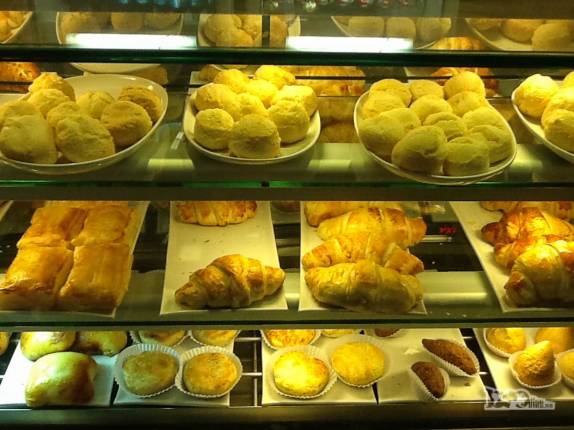 O balcão de salgados não deixa dúvidas, estamos no Brasil! (escala no aeroporto de Brasília, rumo a fortaleza, no Ceará)